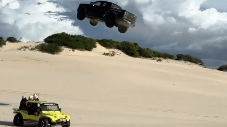 Ranger Raptor salta duna, quase causa acidente e termina destruída no Ceará
